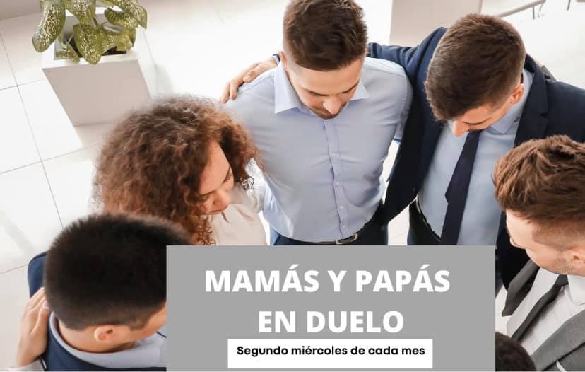 Grupo de padres abrazados