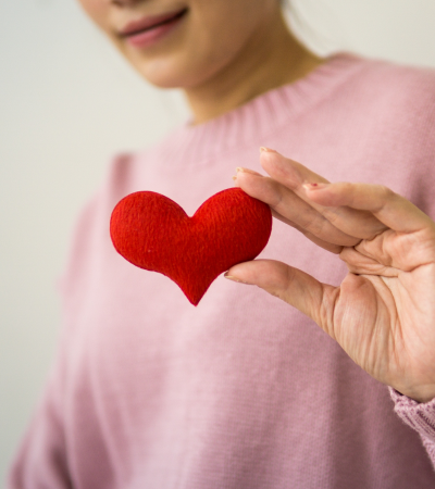 Mano sosteniendo corazón